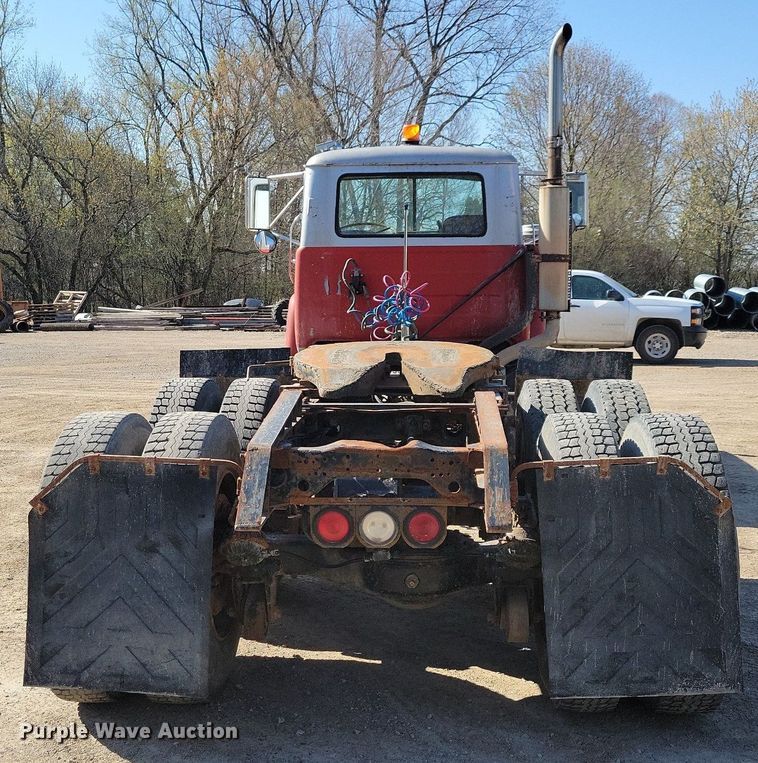 image for item JO9109 1985 Mack R688ST  semi truck