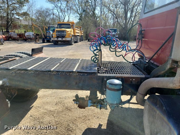 image for item JO9109 1985 Mack R688ST  semi truck