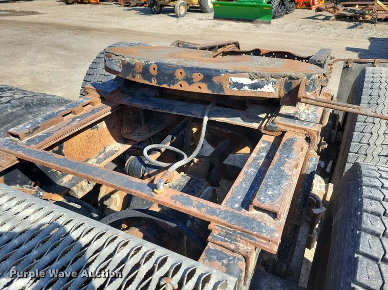 image for item JO9109 1985 Mack R688ST  semi truck