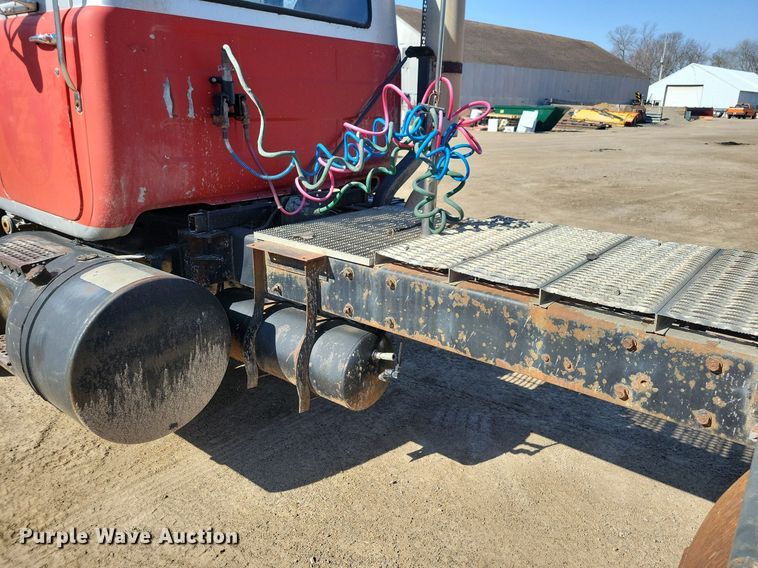 image for item JO9109 1985 Mack R688ST  semi truck