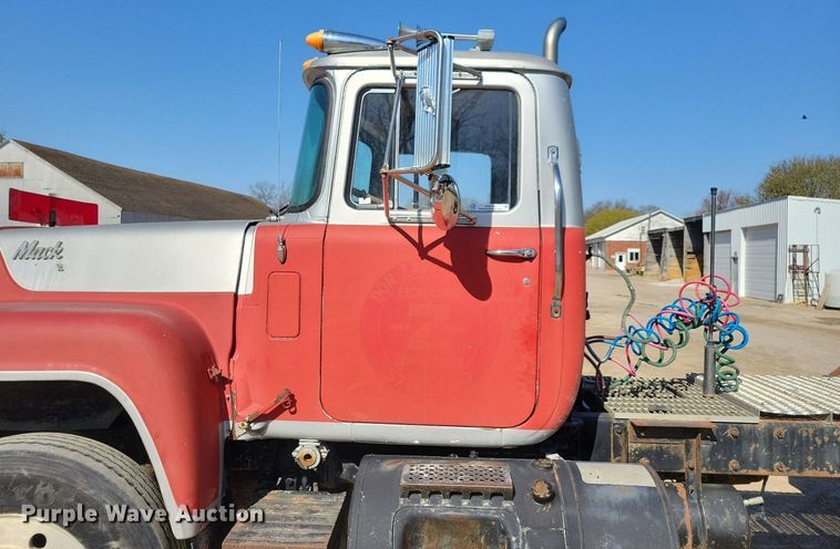 image for item JO9109 1985 Mack R688ST  semi truck