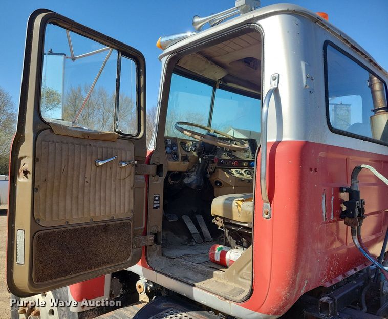 image for item JO9109 1985 Mack R688ST  semi truck