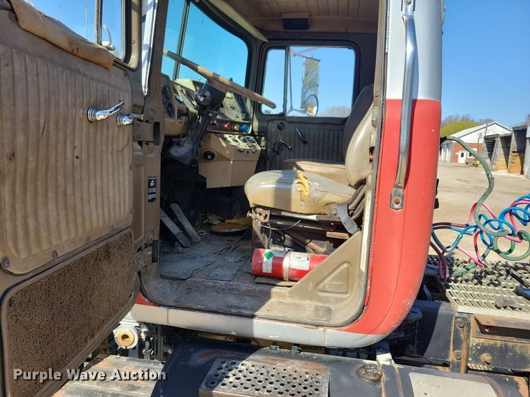 image for item JO9109 1985 Mack R688ST  semi truck