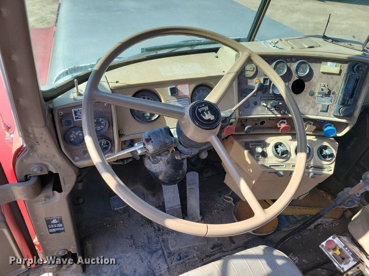 image for item JO9109 1985 Mack R688ST  semi truck