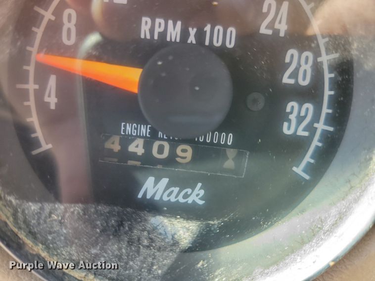 image for item JO9109 1985 Mack R688ST  semi truck