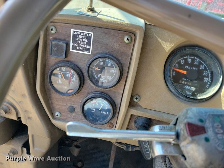 image for item JO9109 1985 Mack R688ST  semi truck