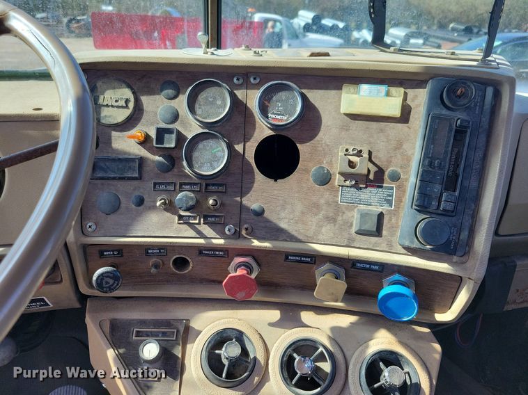 image for item JO9109 1985 Mack R688ST  semi truck