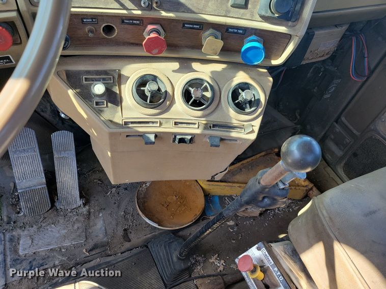 image for item JO9109 1985 Mack R688ST  semi truck