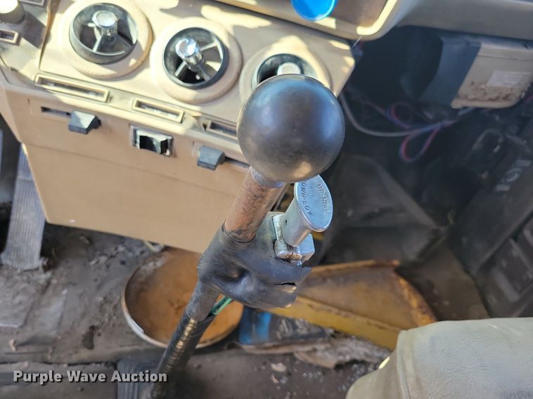 image for item JO9109 1985 Mack R688ST  semi truck