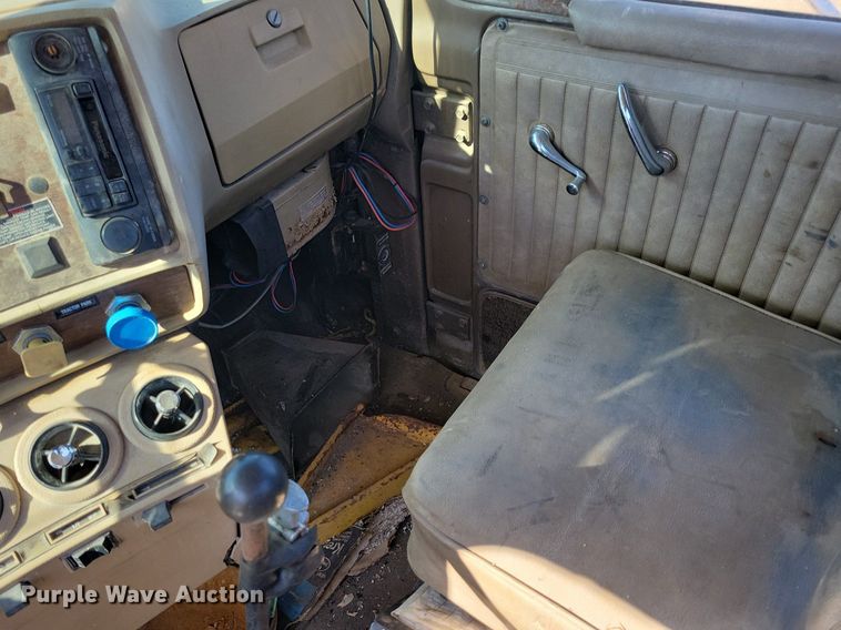 image for item JO9109 1985 Mack R688ST  semi truck