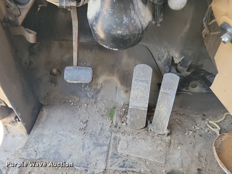 image for item JO9109 1985 Mack R688ST  semi truck