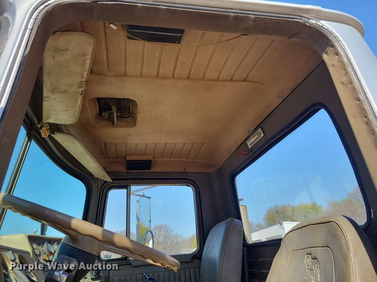 image for item JO9109 1985 Mack R688ST  semi truck