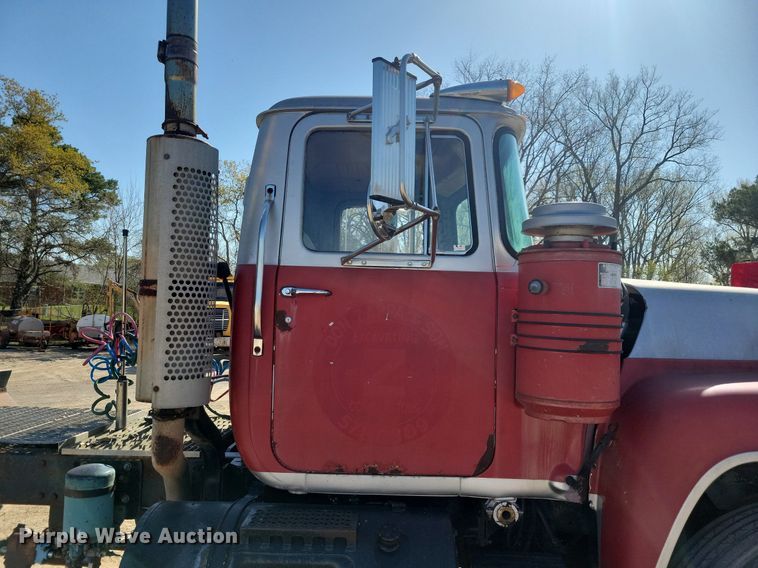 image for item JO9109 1985 Mack R688ST  semi truck