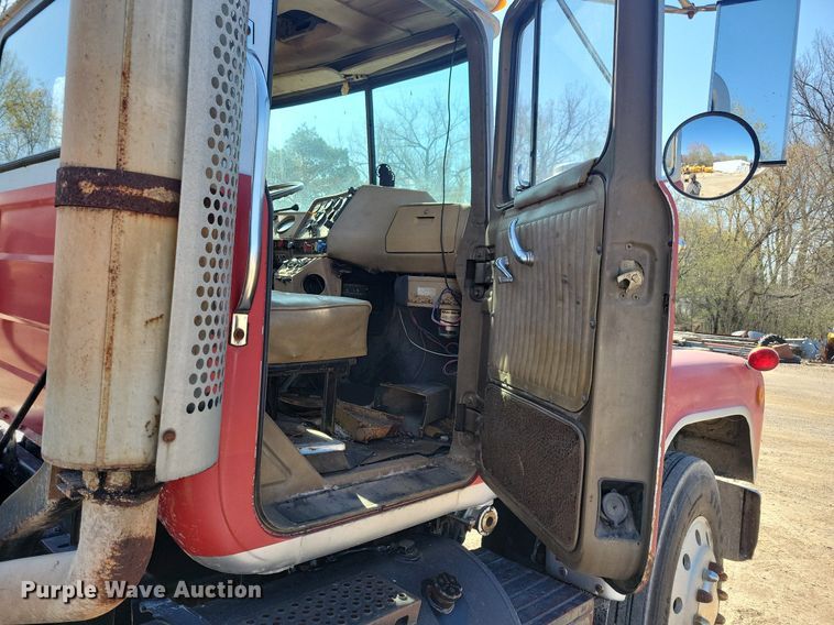 image for item JO9109 1985 Mack R688ST  semi truck