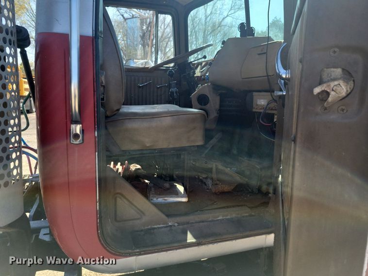 image for item JO9109 1985 Mack R688ST  semi truck