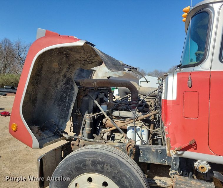 image for item JO9109 1985 Mack R688ST  semi truck