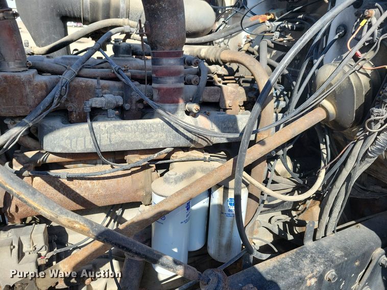 image for item JO9109 1985 Mack R688ST  semi truck