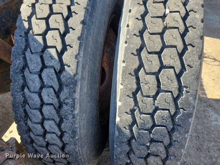 image for item JO9109 1985 Mack R688ST  semi truck