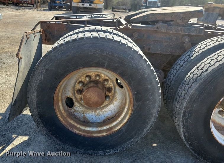 image for item JO9109 1985 Mack R688ST  semi truck