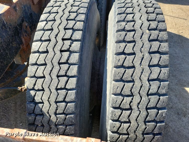 image for item JO9109 1985 Mack R688ST  semi truck