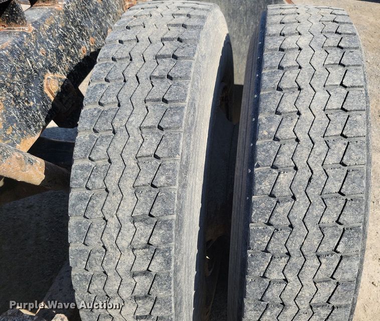 image for item JO9109 1985 Mack R688ST  semi truck