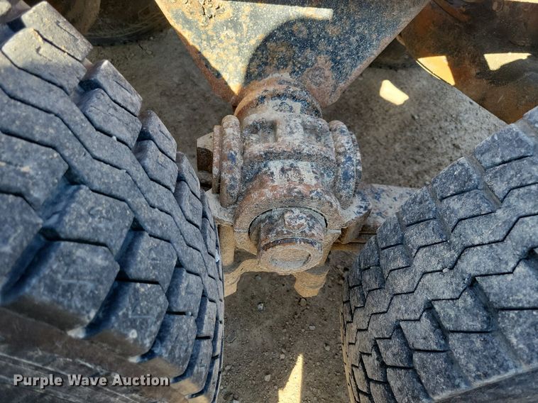 image for item JO9109 1985 Mack R688ST  semi truck