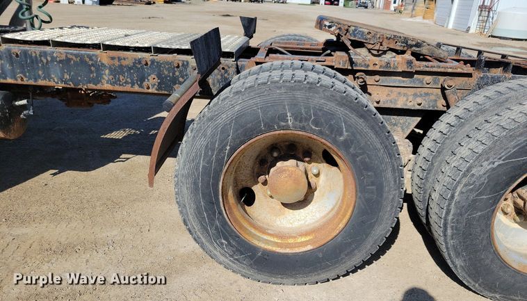 image for item JO9109 1985 Mack R688ST  semi truck