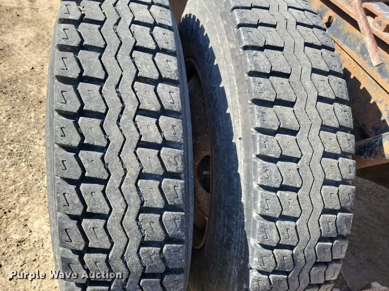 image for item JO9109 1985 Mack R688ST  semi truck