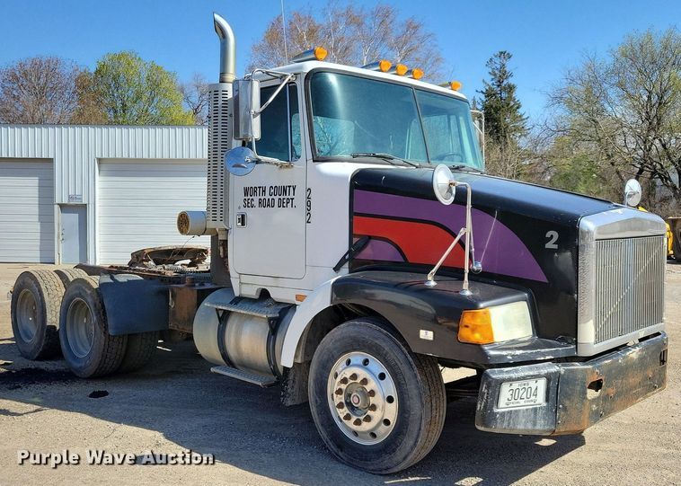 image for item JO9110 1992 White GMC WCA  semi truck