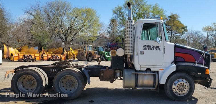 image for item JO9110 1992 White GMC WCA  semi truck