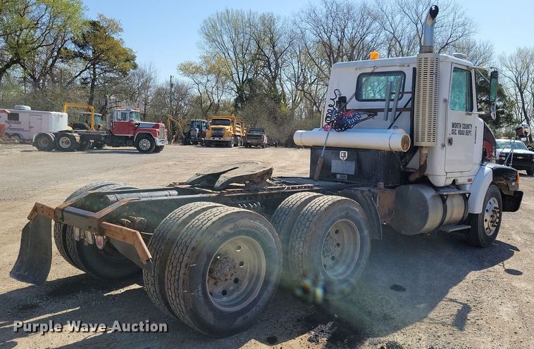 image for item JO9110 1992 White GMC WCA  semi truck