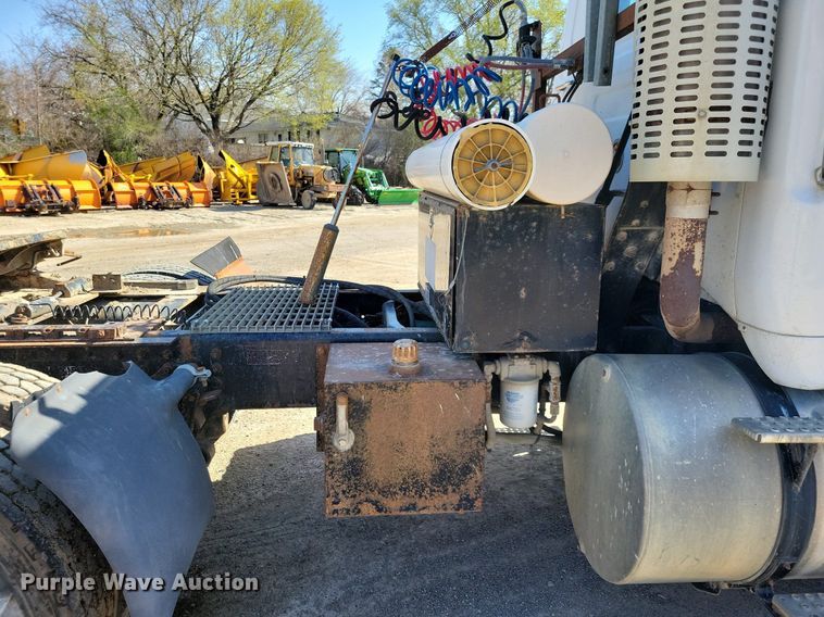 image for item JO9110 1992 White GMC WCA  semi truck