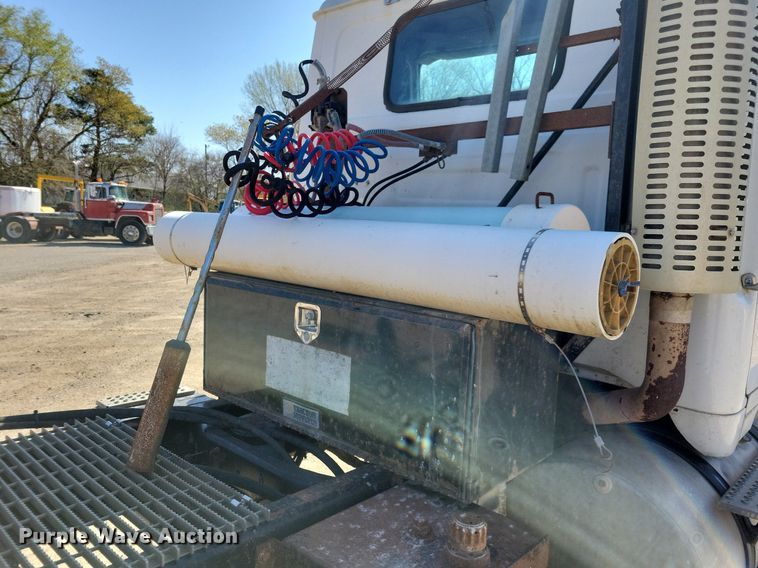 image for item JO9110 1992 White GMC WCA  semi truck