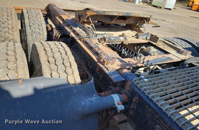 image for item JO9110 1992 White GMC WCA  semi truck