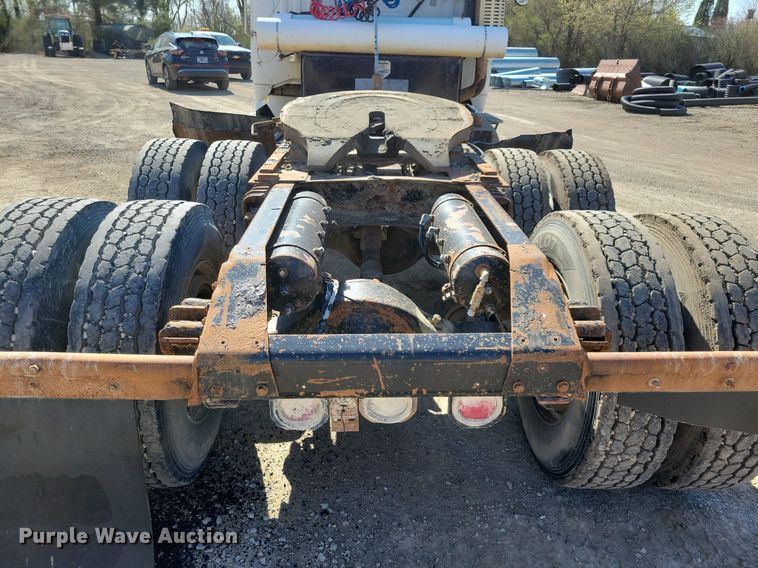 image for item JO9110 1992 White GMC WCA  semi truck