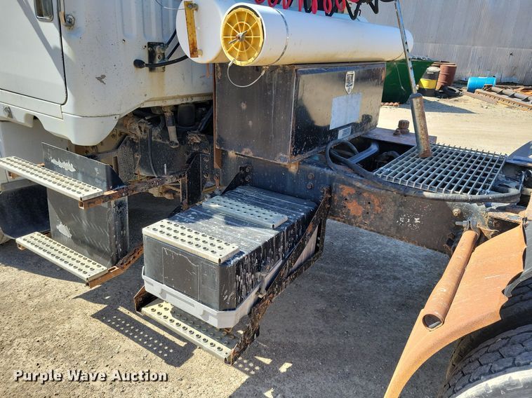 image for item JO9110 1992 White GMC WCA  semi truck