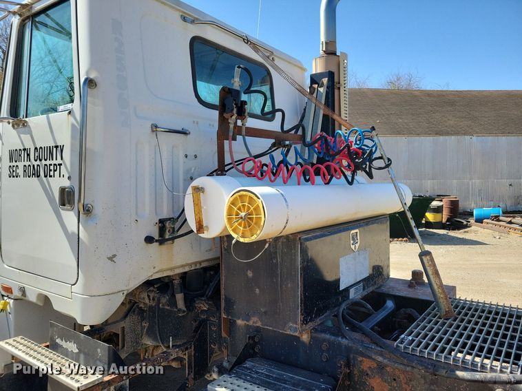 image for item JO9110 1992 White GMC WCA  semi truck