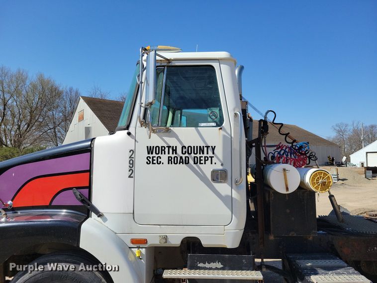 image for item JO9110 1992 White GMC WCA  semi truck