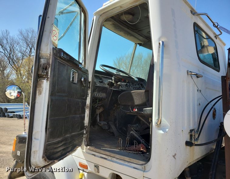 image for item JO9110 1992 White GMC WCA  semi truck