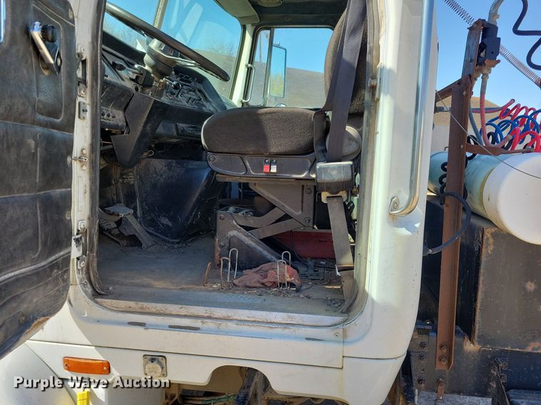 image for item JO9110 1992 White GMC WCA  semi truck