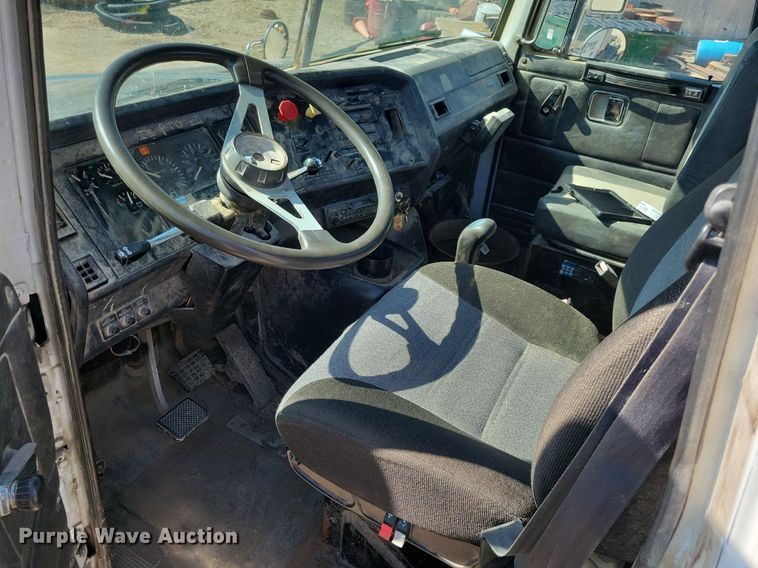 image for item JO9110 1992 White GMC WCA  semi truck