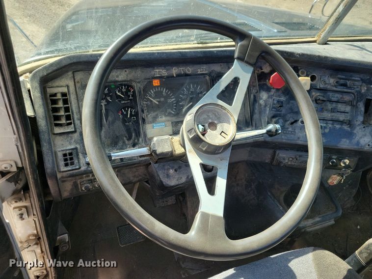 image for item JO9110 1992 White GMC WCA  semi truck