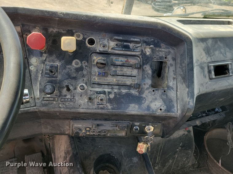 image for item JO9110 1992 White GMC WCA  semi truck