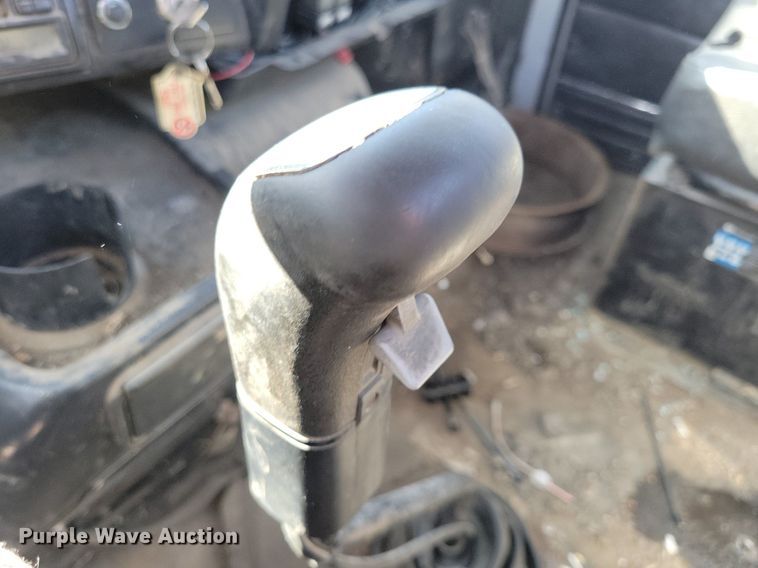 image for item JO9110 1992 White GMC WCA  semi truck