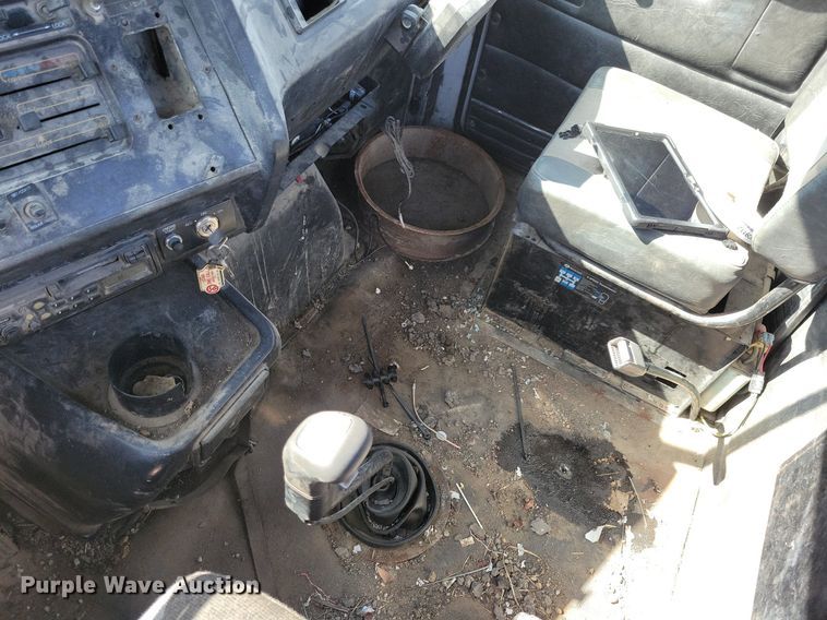 image for item JO9110 1992 White GMC WCA  semi truck