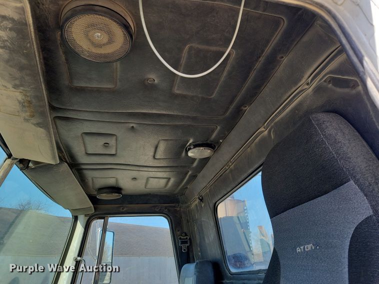 image for item JO9110 1992 White GMC WCA  semi truck