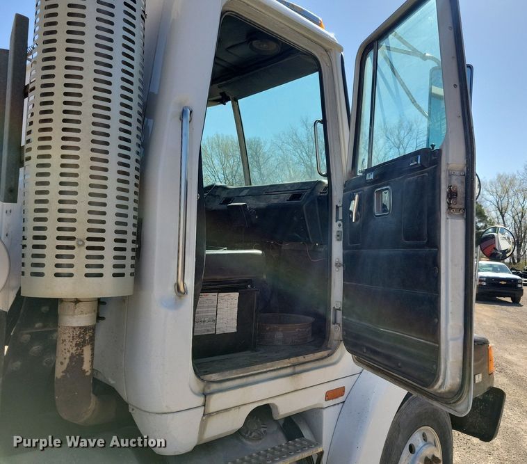 image for item JO9110 1992 White GMC WCA  semi truck