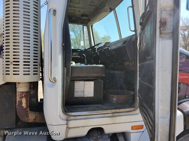 image for item JO9110 1992 White GMC WCA  semi truck