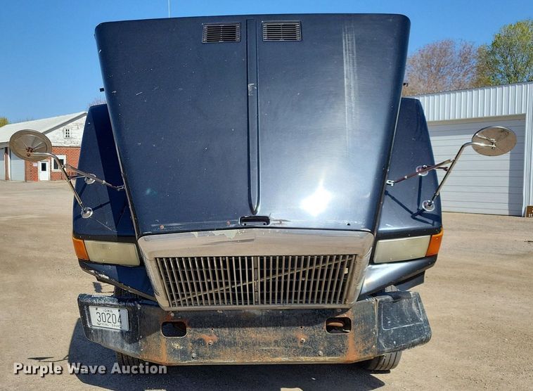 image for item JO9110 1992 White GMC WCA  semi truck