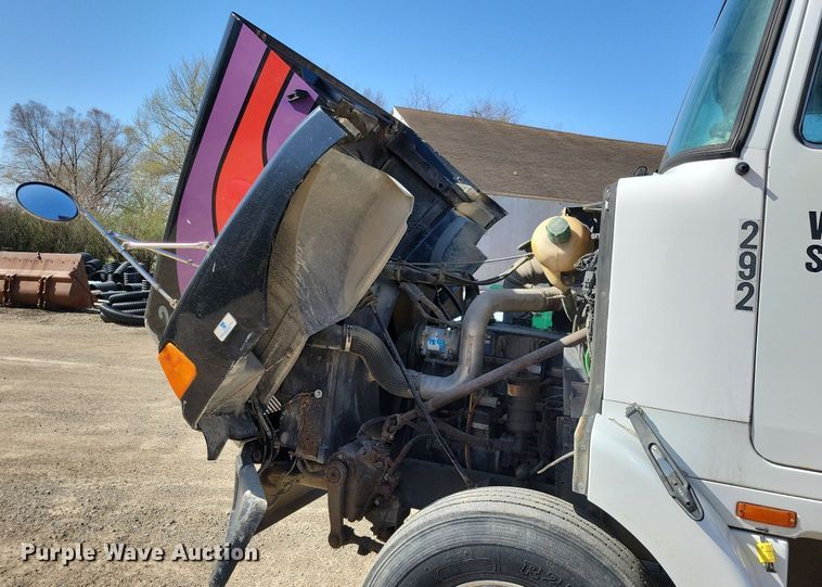 image for item JO9110 1992 White GMC WCA  semi truck